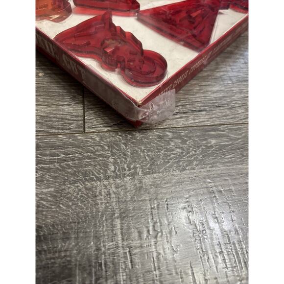 NIB Vintage Red Plastic Christmas Cookie Cutters Set of 12 Includes Manger Scene - Picture 9 of 13